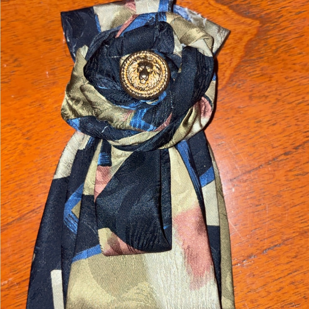 Flower tie.